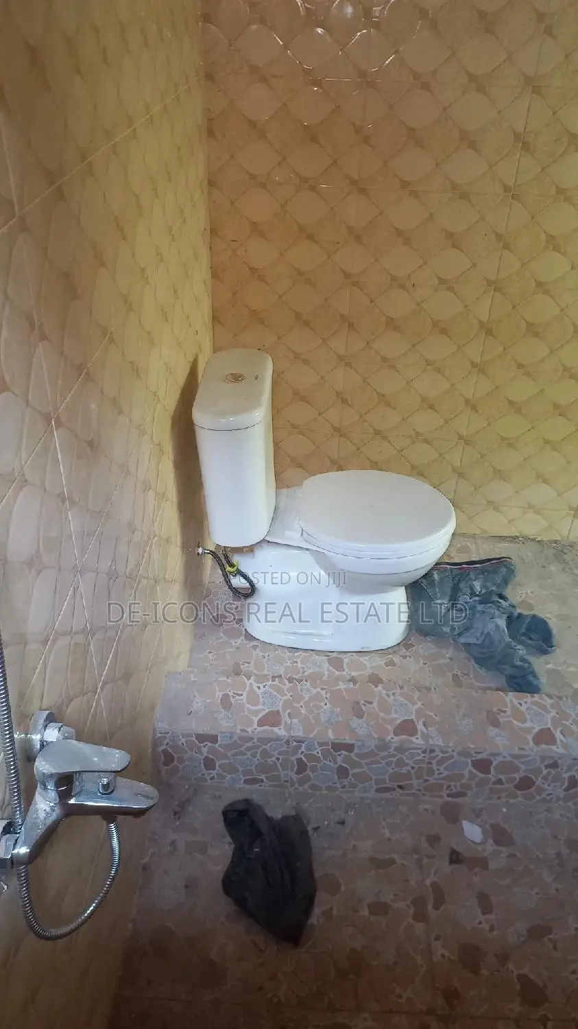 3bdrm House in De-Icons Real Estate, Awutu Senya East Municipal