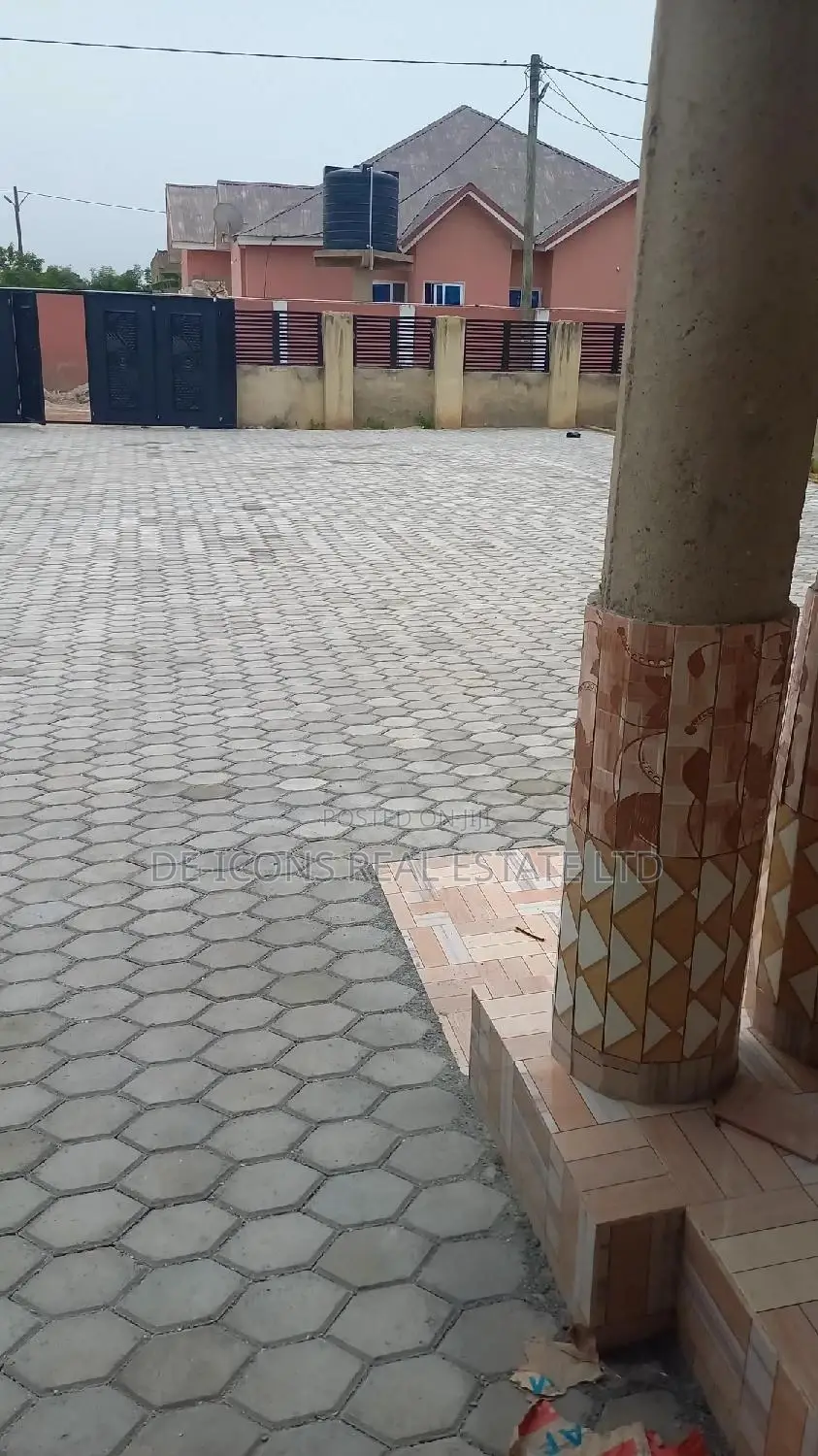 3bdrm House in De-Icons Real Estate, Awutu Senya East Municipal