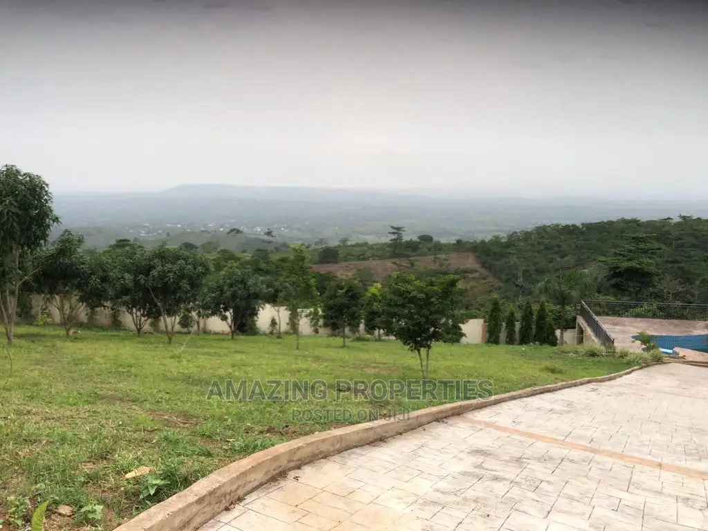 7bdrm House in 7-Bedroom Mansion, Akuapim North for Sale