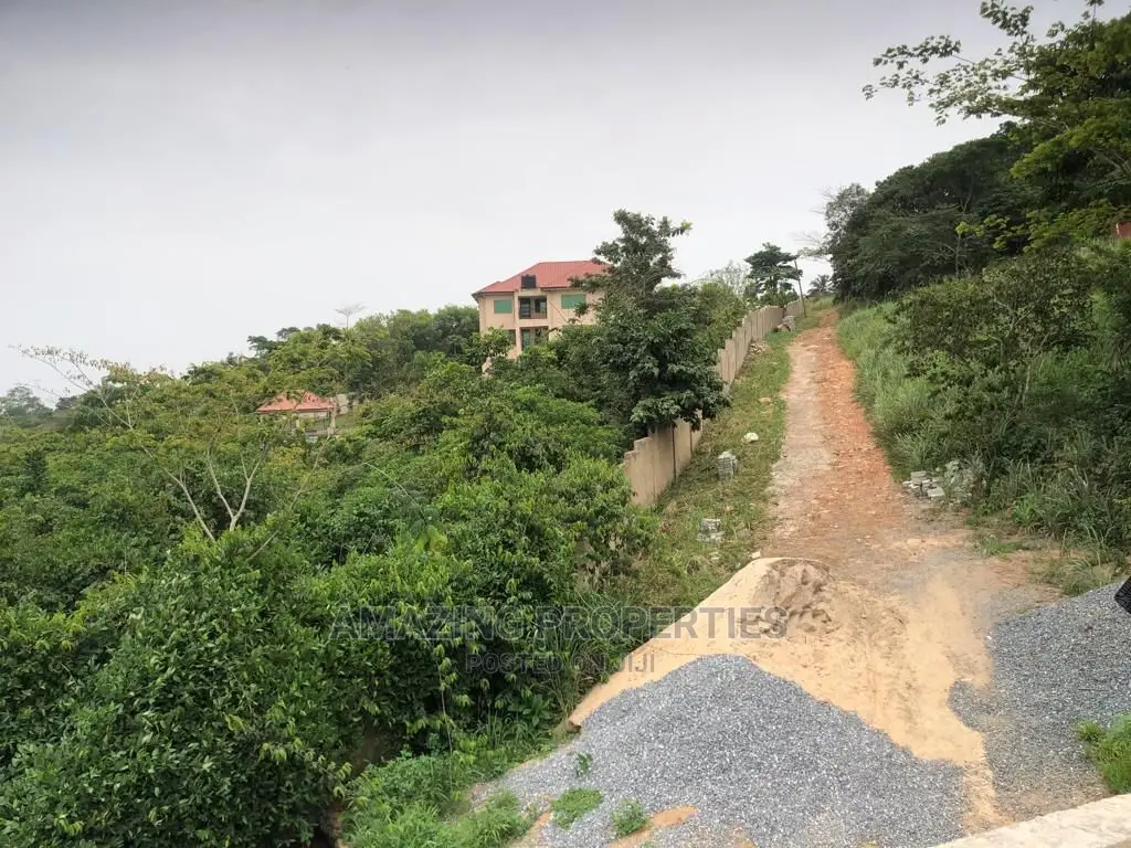 7bdrm House in 7-Bedroom Mansion, Akuapim North for Sale