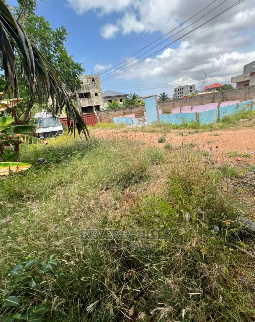 Old House for Sale at Spintex in Spintex Land & Plots for Sale