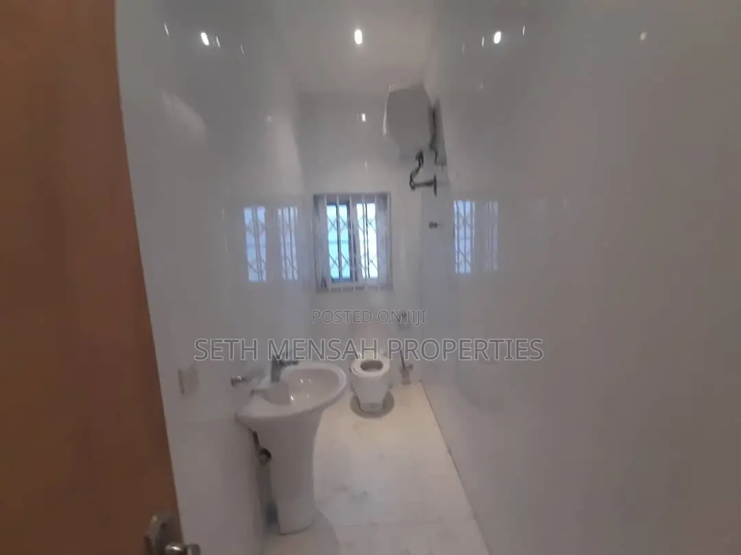 5bdrm Mansion in East Legon for Rent