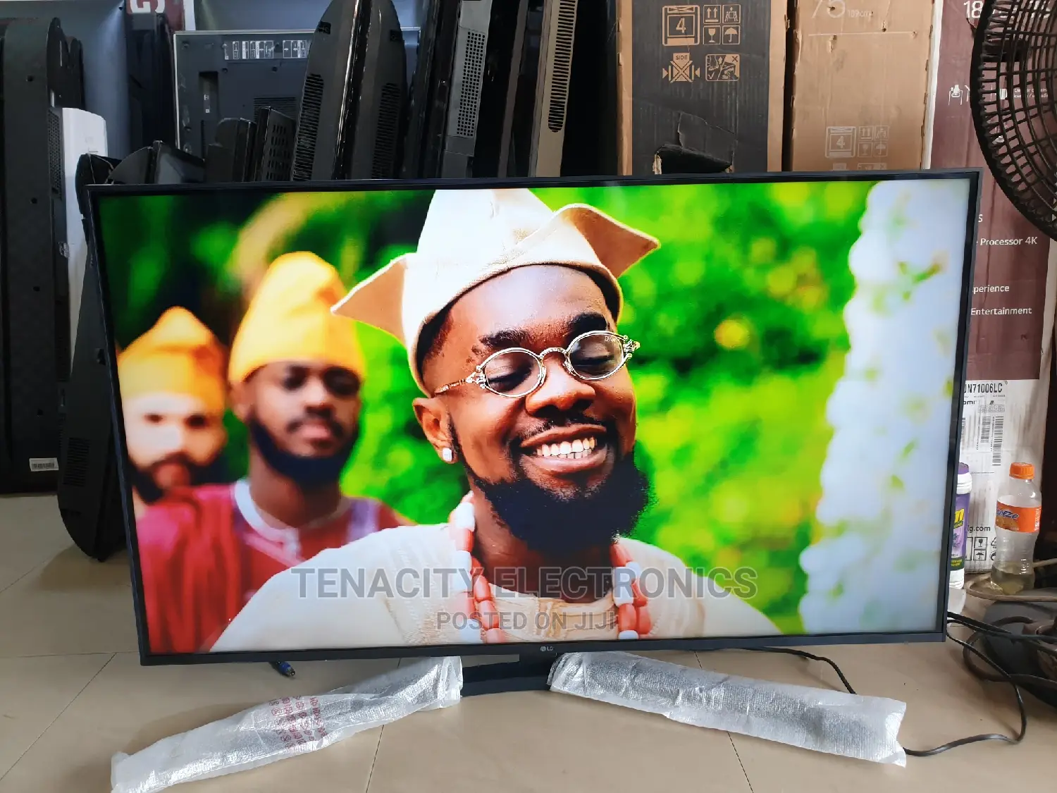2022 LG 43"Uhd HDR Edgeless Smart Satellite TV