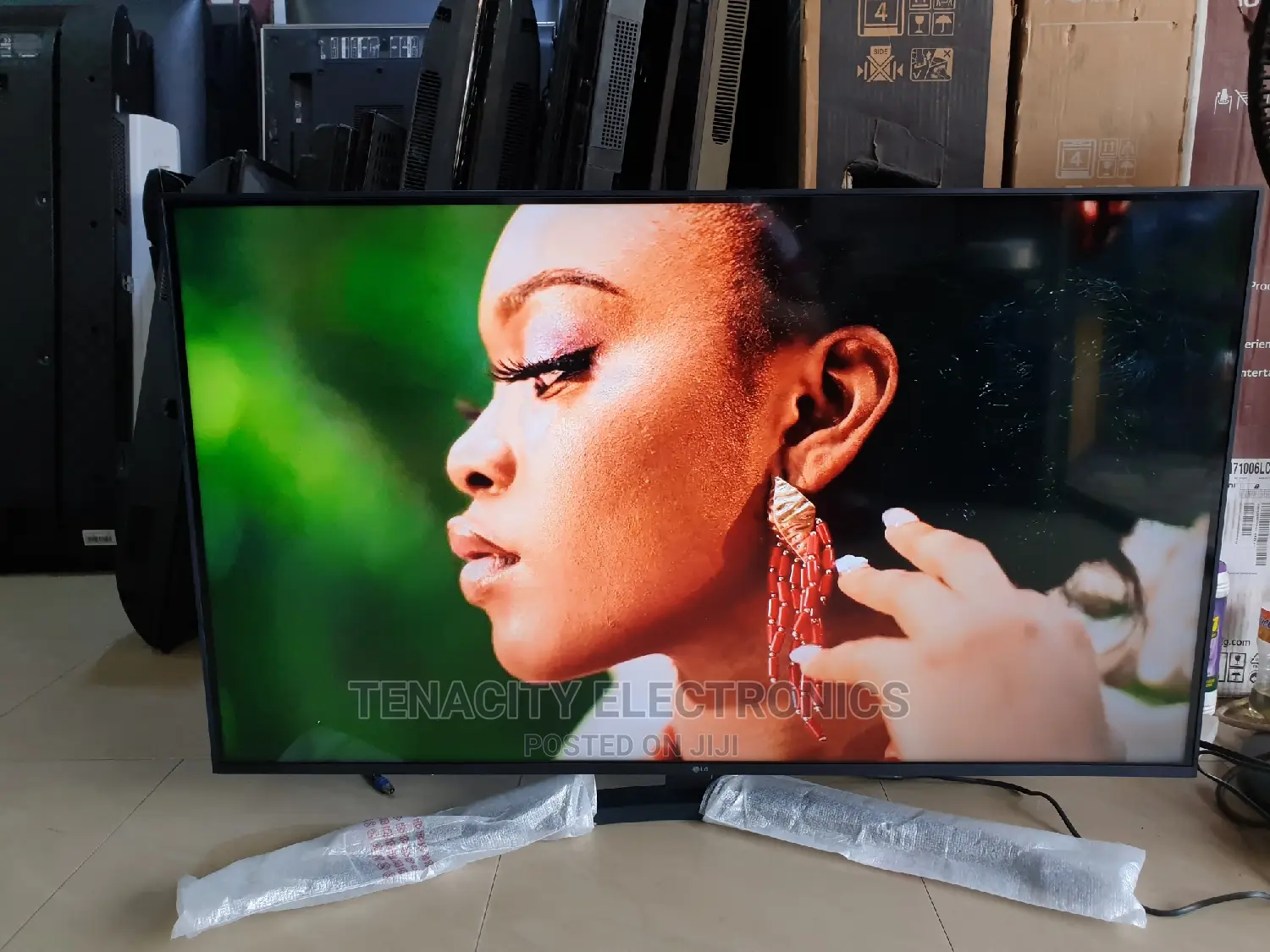 2022 LG 43"Uhd HDR Edgeless Smart Satellite TV