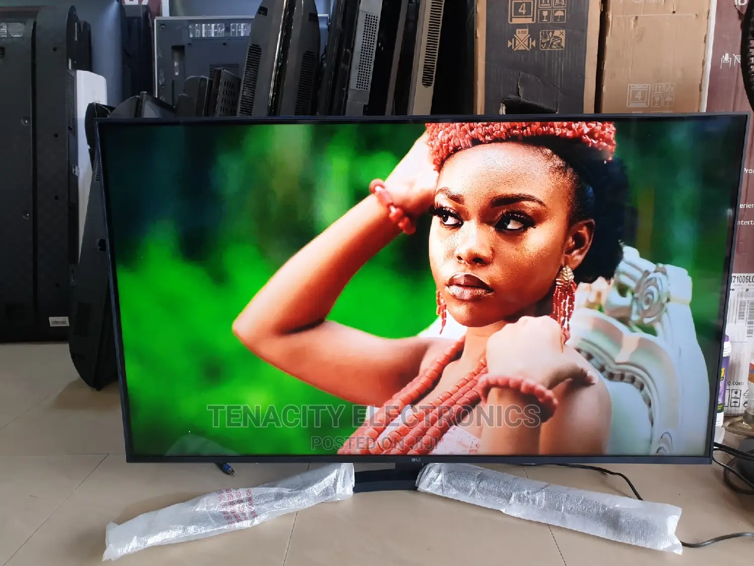 2022 LG 43"Uhd HDR Edgeless Smart Satellite TV