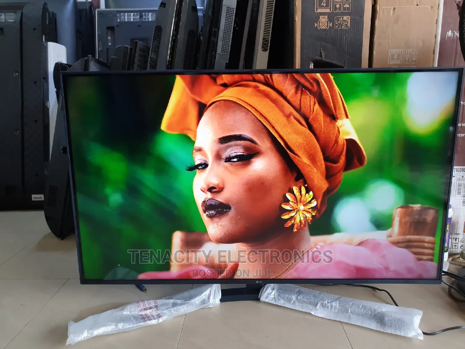 2022 LG 43"Uhd HDR Edgeless Smart Satellite TV