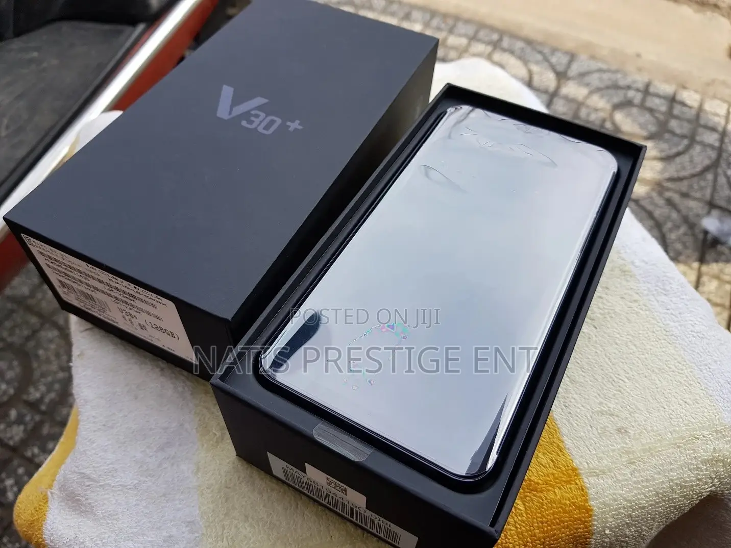 New LG V30 64 GB Black
