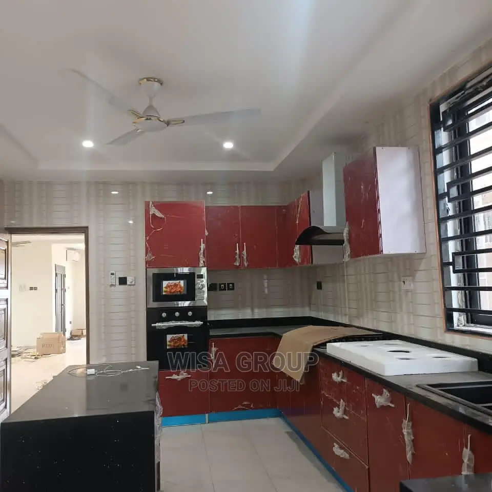 4bedrooms House Story Building for Sale