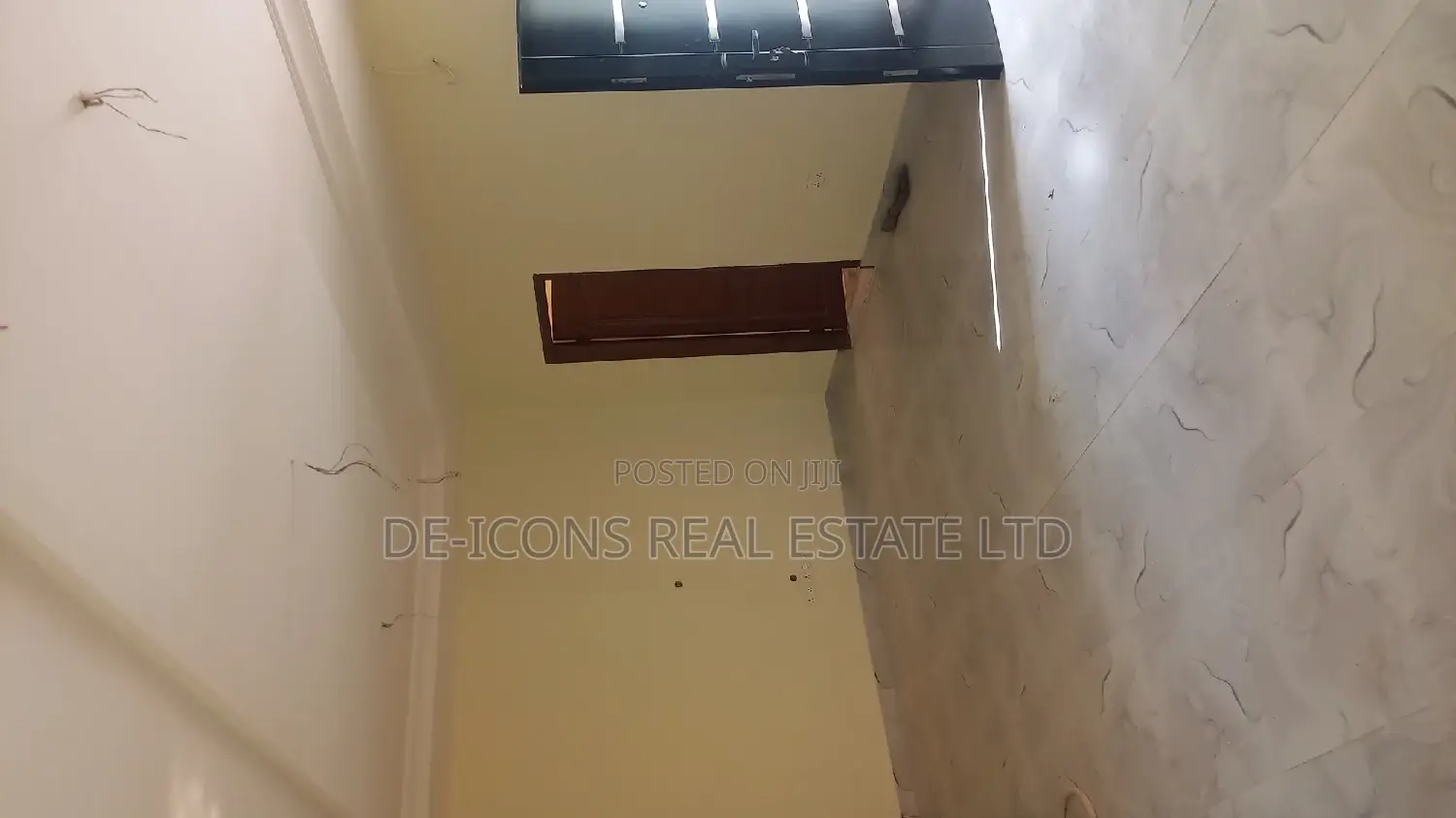 3bdrm Duplex in De-Icons Real Estate, Awutu Senya East Municipal