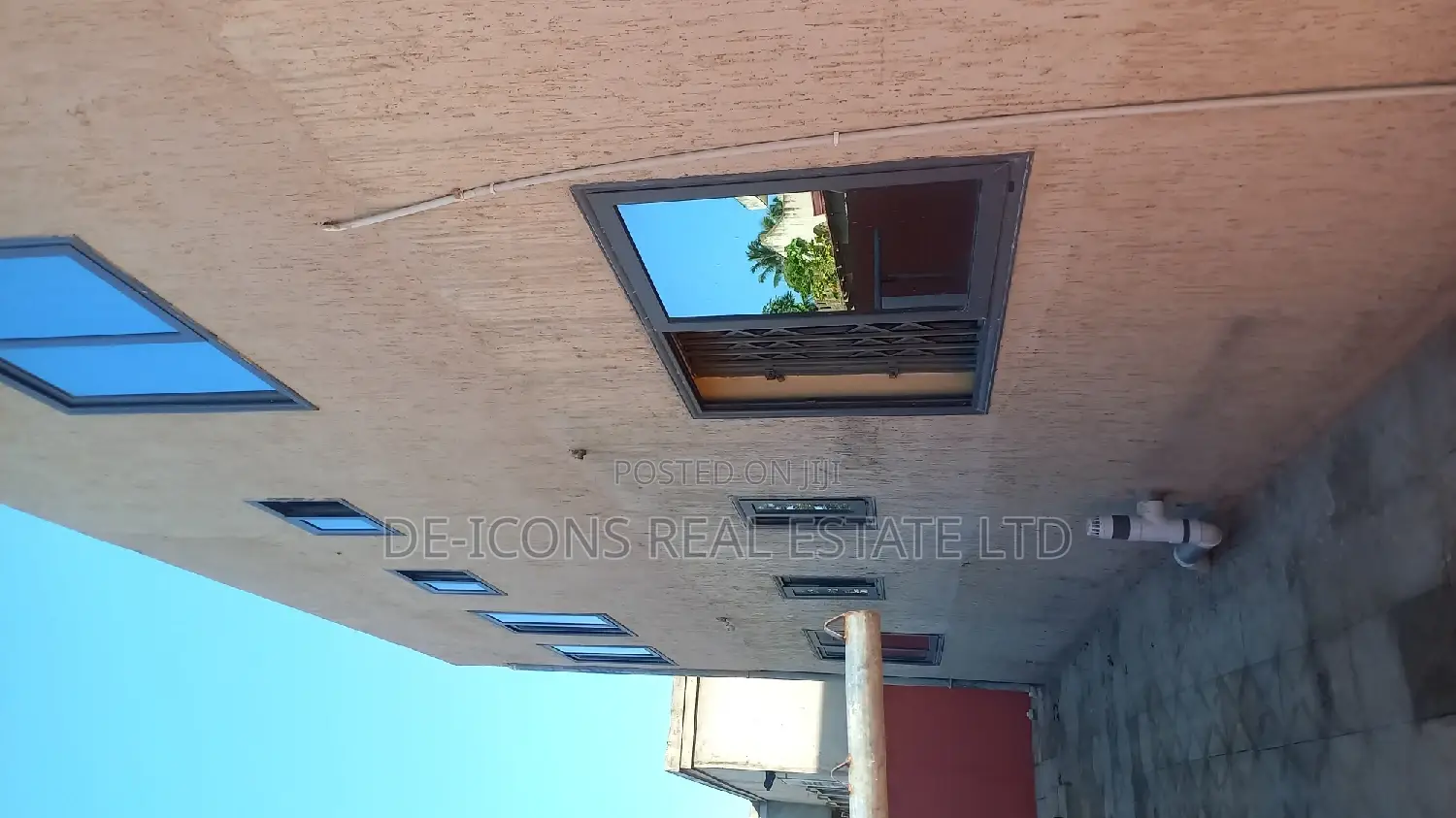 3bdrm Duplex in De-Icons Real Estate, Awutu Senya East Municipal