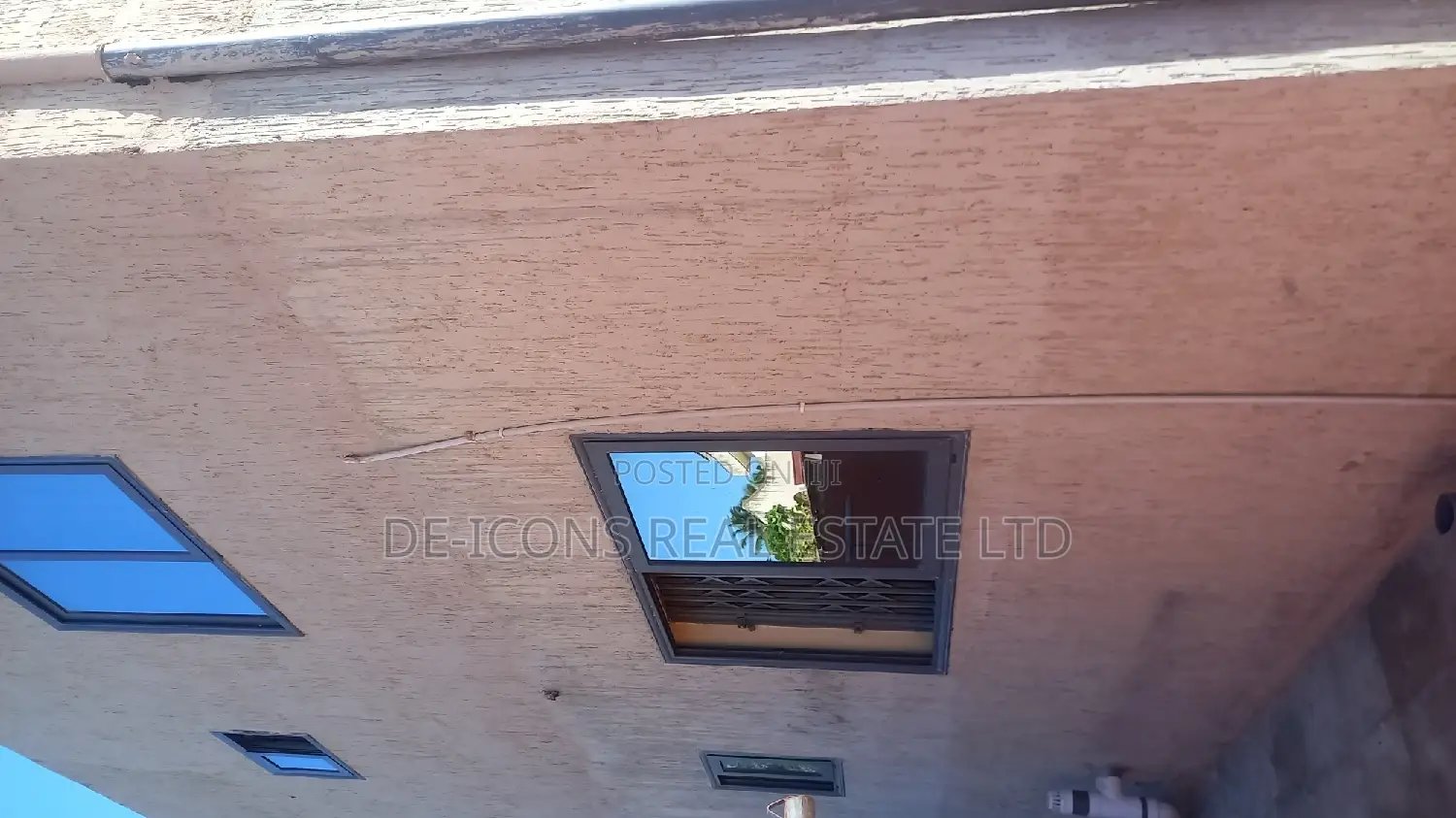 3bdrm Duplex in De-Icons Real Estate, Awutu Senya East Municipal