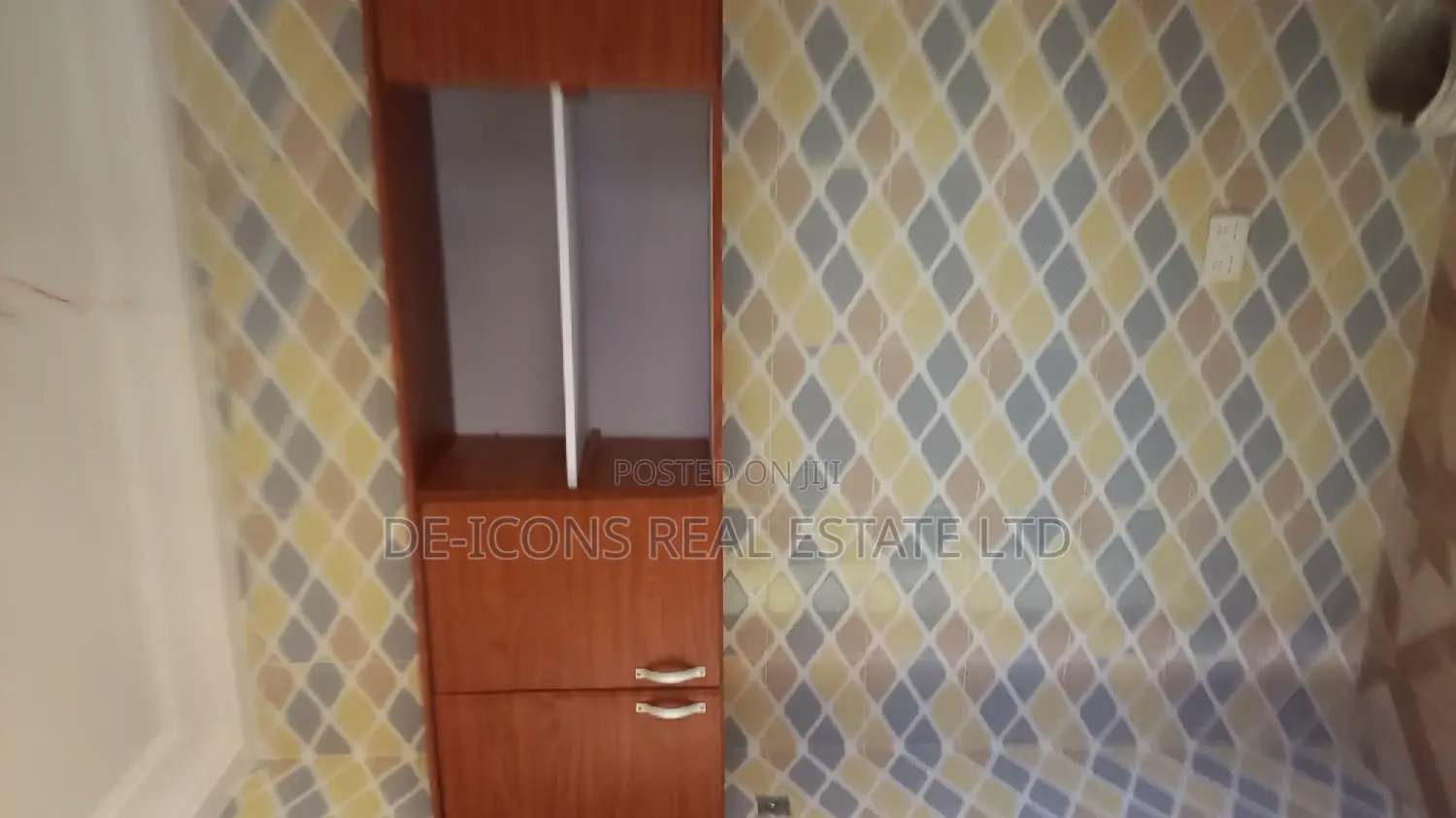 3bdrm Duplex in De-Icons Real Estate, Awutu Senya East Municipal