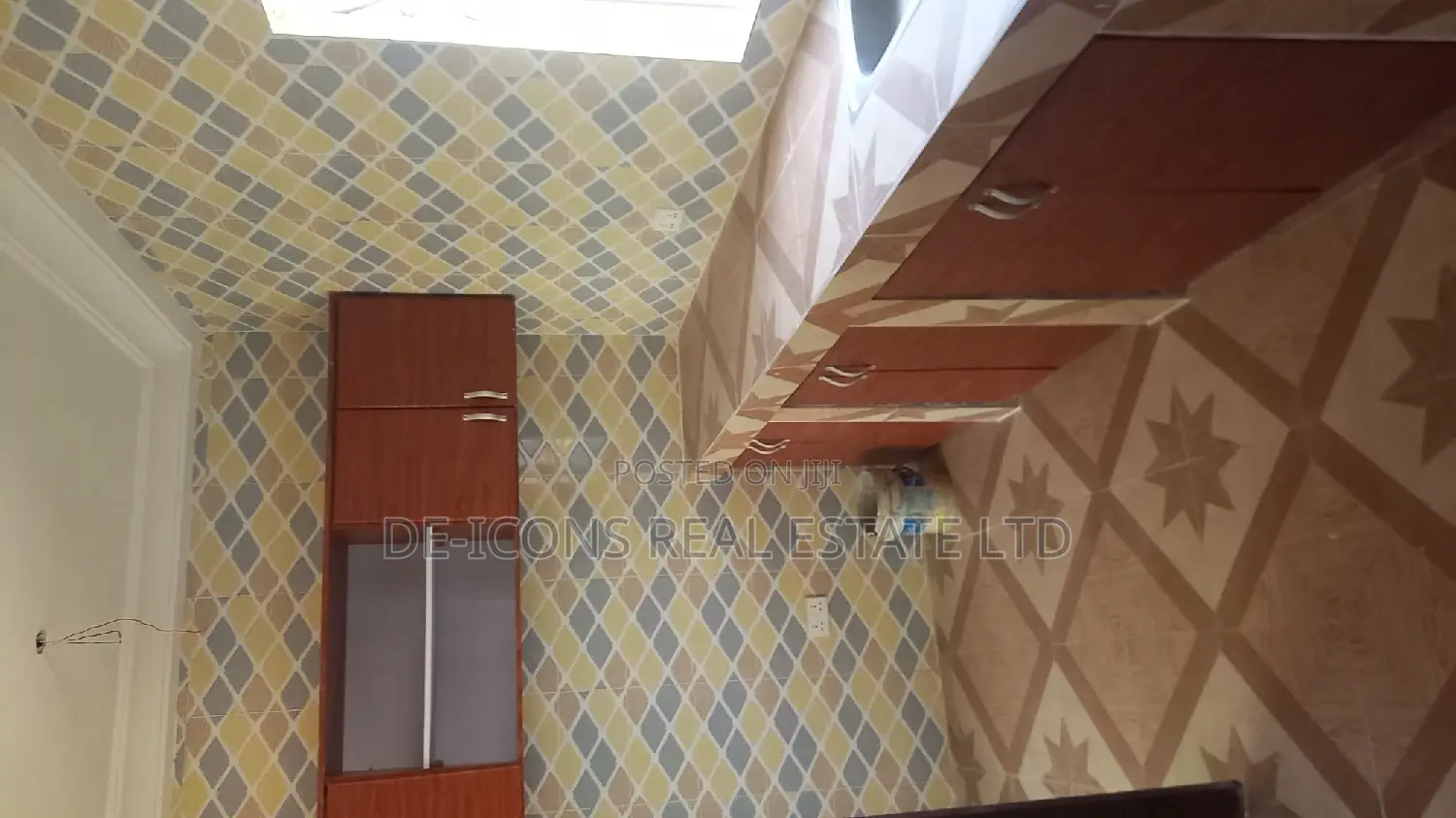 3bdrm Duplex in De-Icons Real Estate, Awutu Senya East Municipal