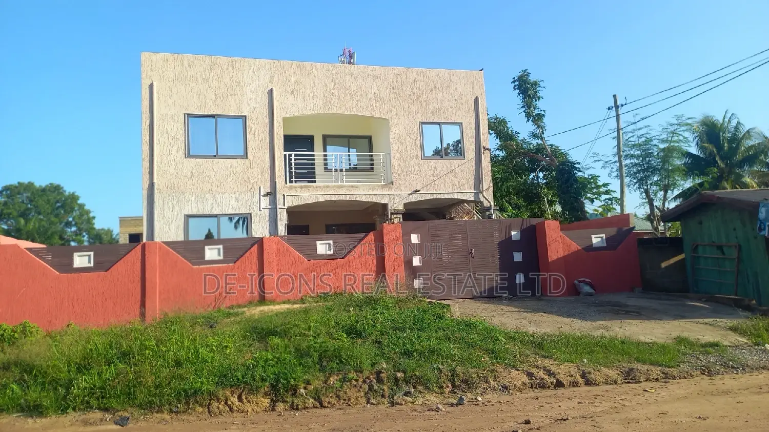3bdrm Duplex in De-Icons Real Estate, Awutu Senya East Municipal
