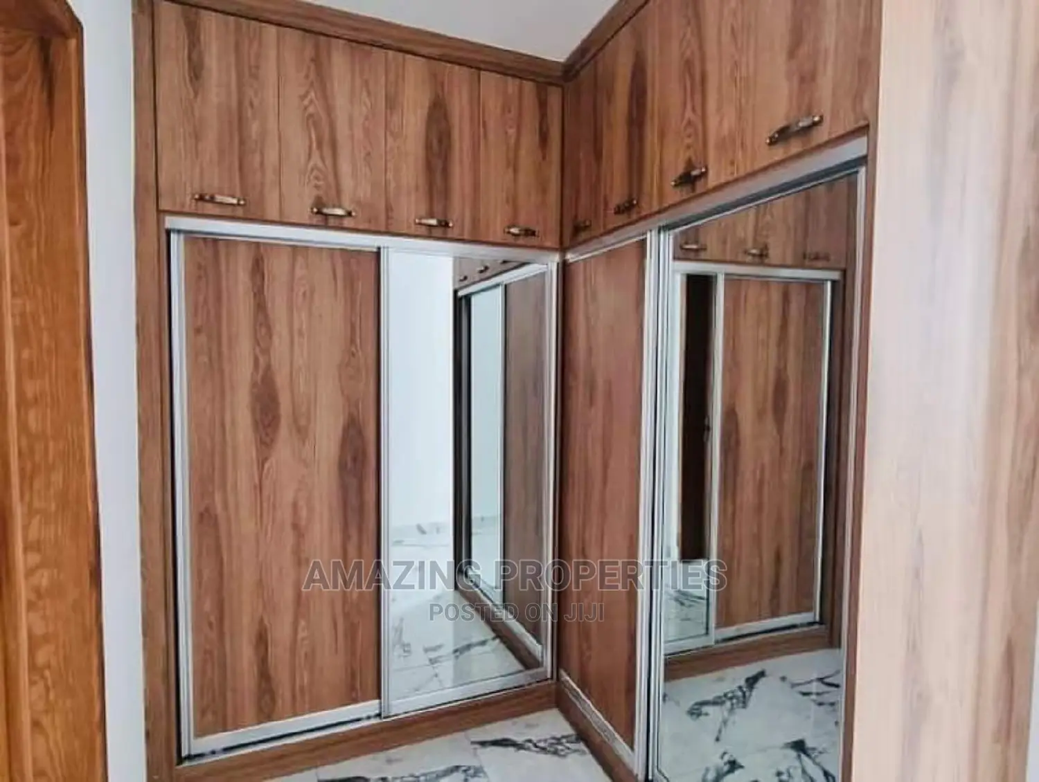 8bdrm House in East Legon for sale