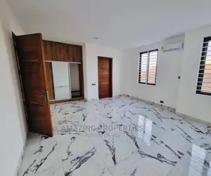 8bdrm House in East Legon for sale