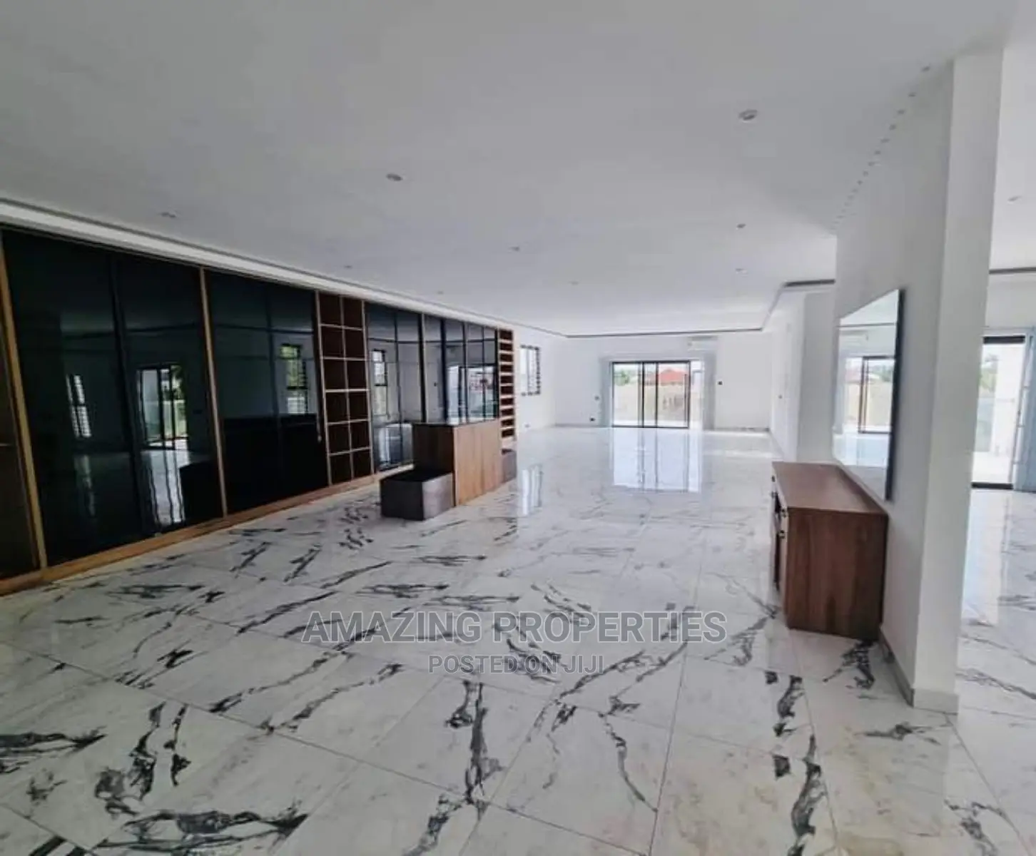8bdrm House in East Legon for sale