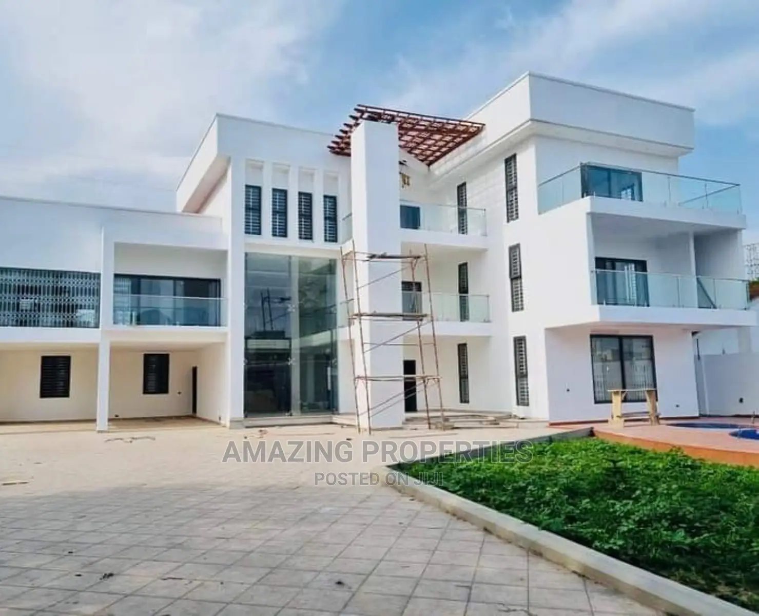 8bdrm House in East Legon for sale