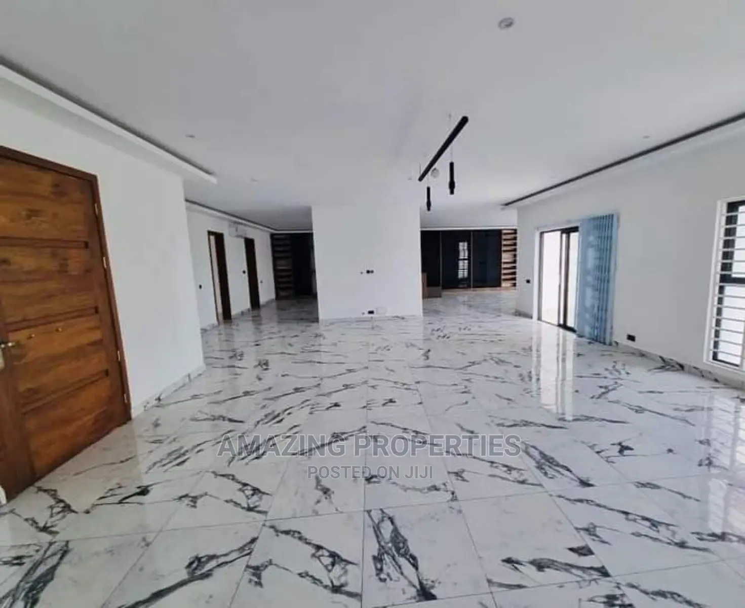 8bdrm House in East Legon for sale