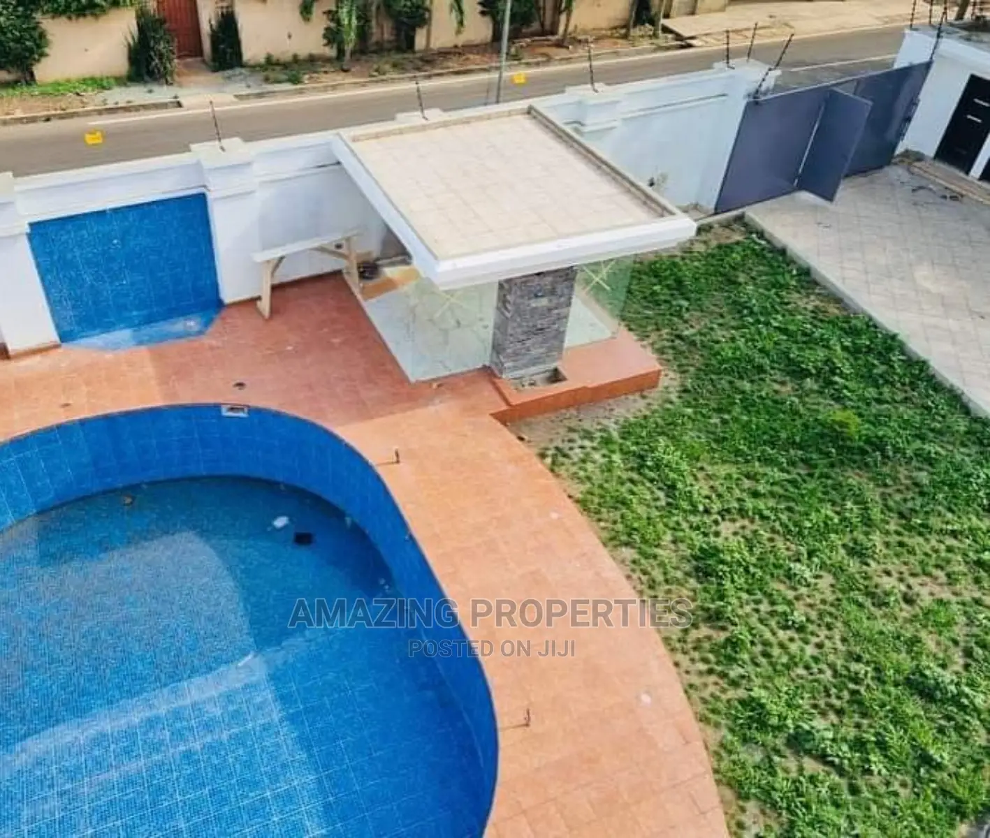 8bdrm House in East Legon for sale