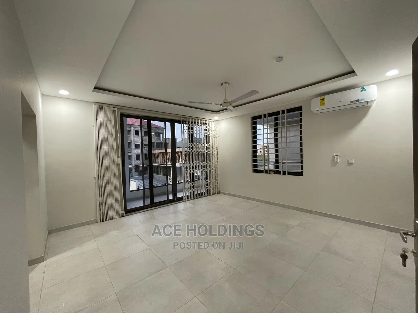 4bdrm Mansion in Community 7, Lake Side Estate for Sale