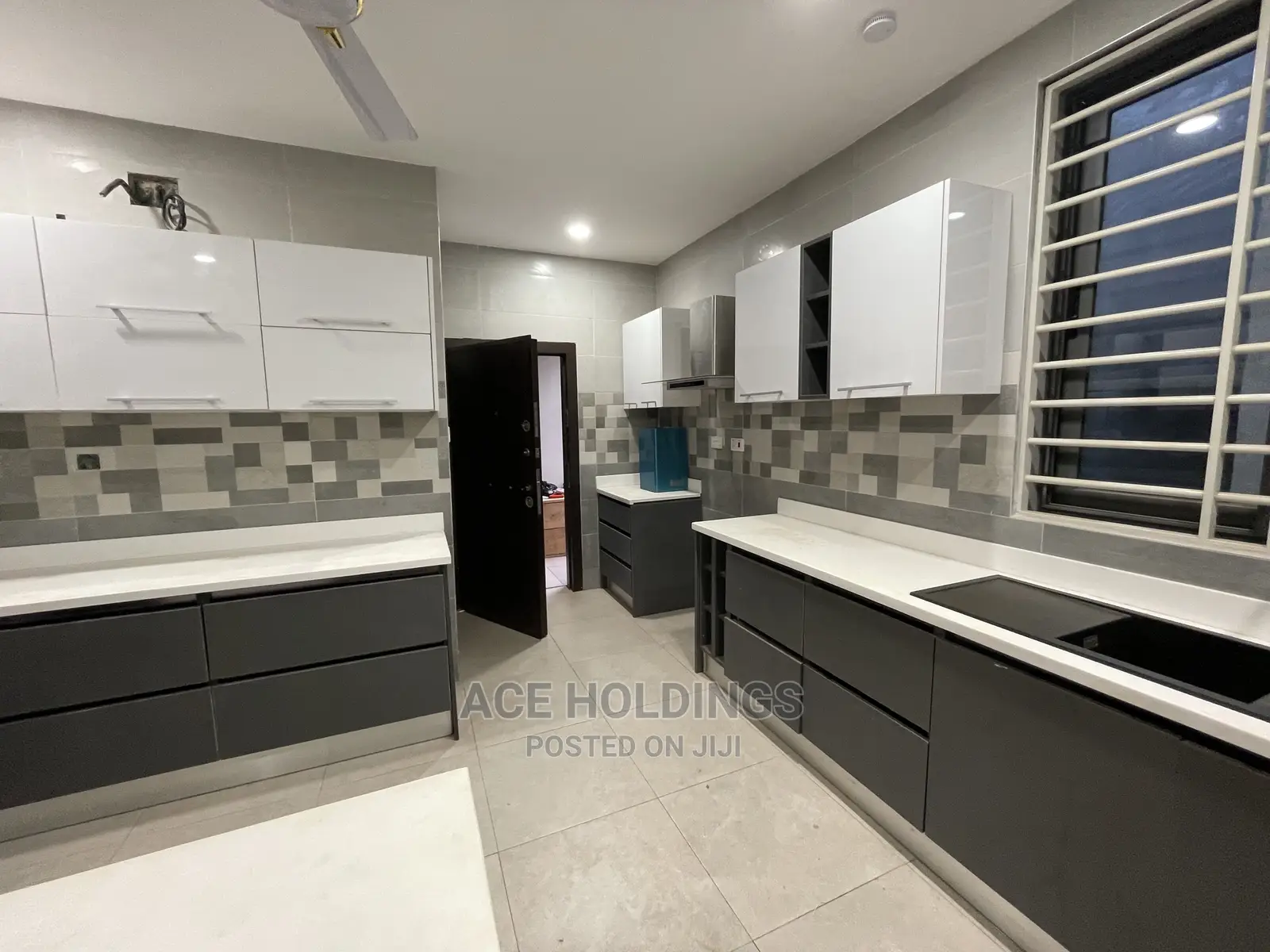 4bdrm Mansion in Community 7, Lake Side Estate for Sale