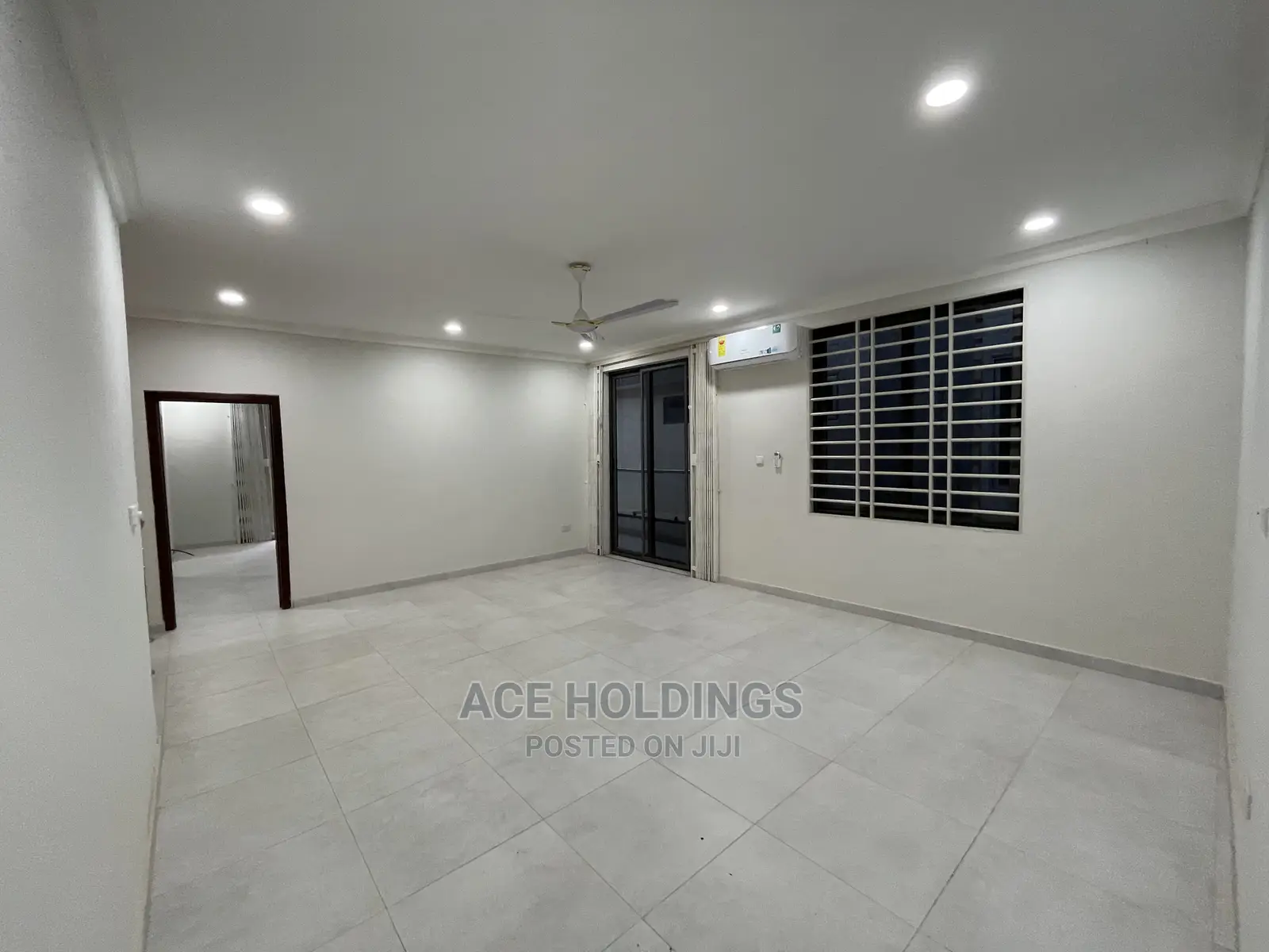 4bdrm Mansion in Community 7, Lake Side Estate for Sale