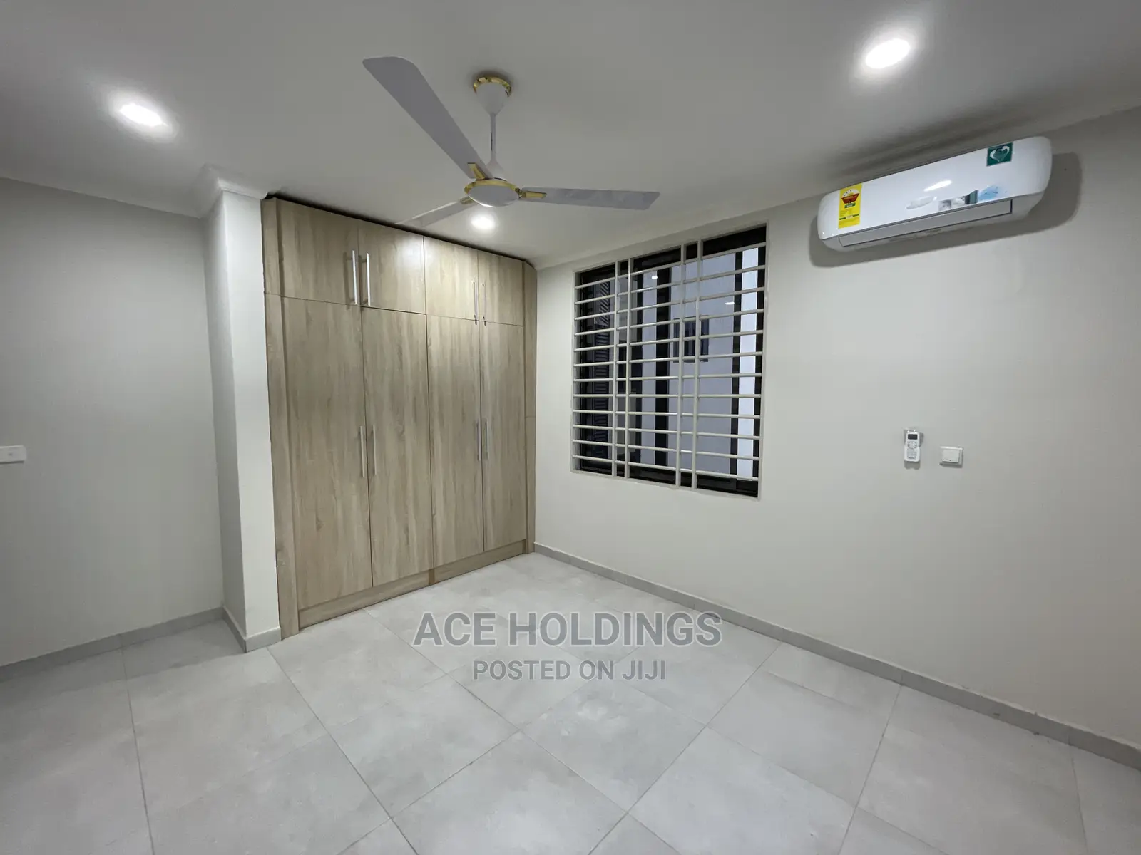 4bdrm Mansion in Community 7, Lake Side Estate for Sale