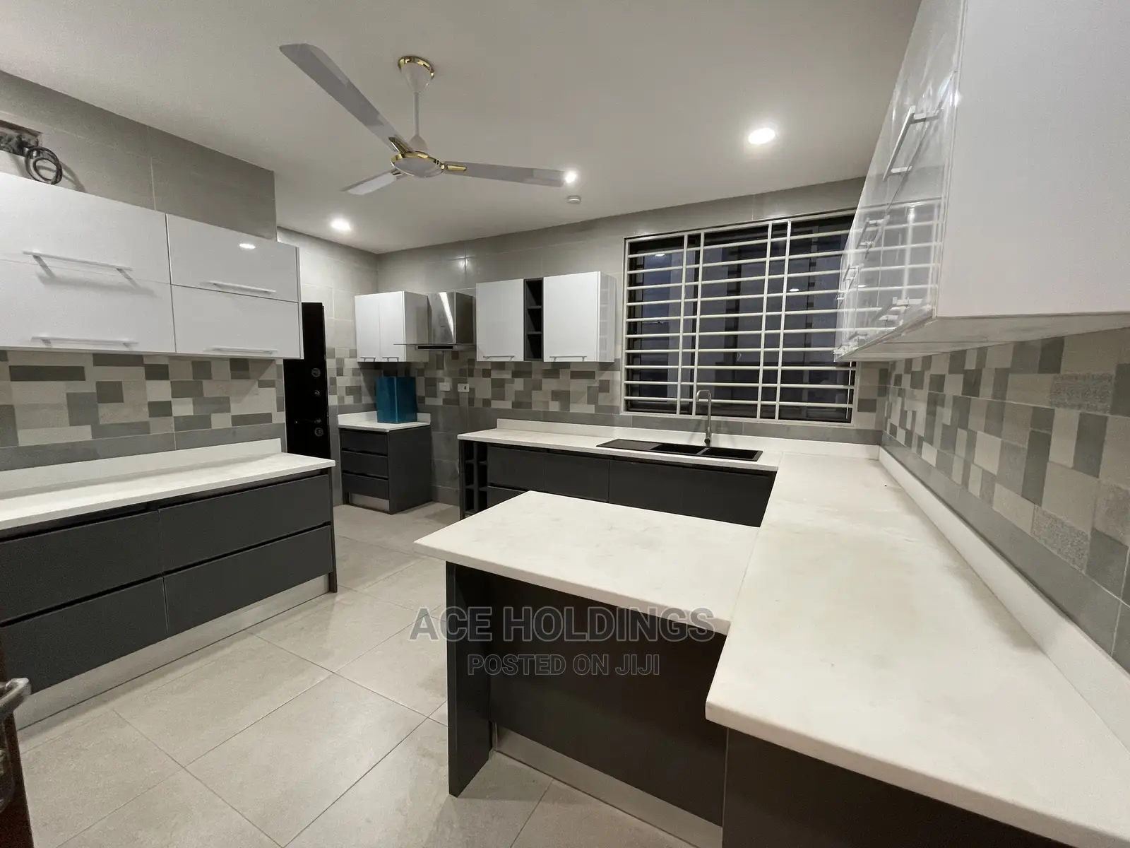 4bdrm Mansion in Community 7, Lake Side Estate for Sale