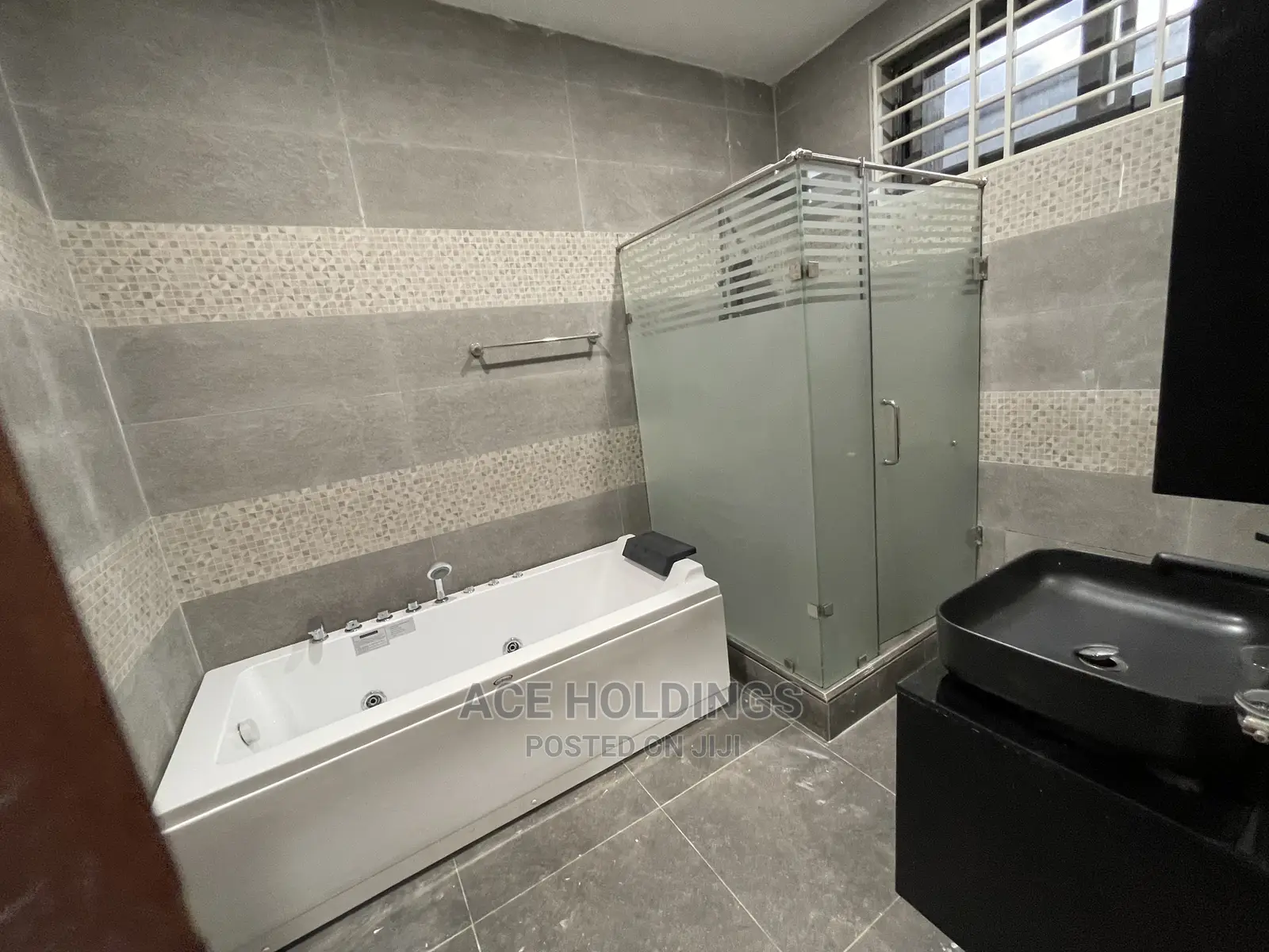 4bdrm Mansion in Community 7, Lake Side Estate for Sale