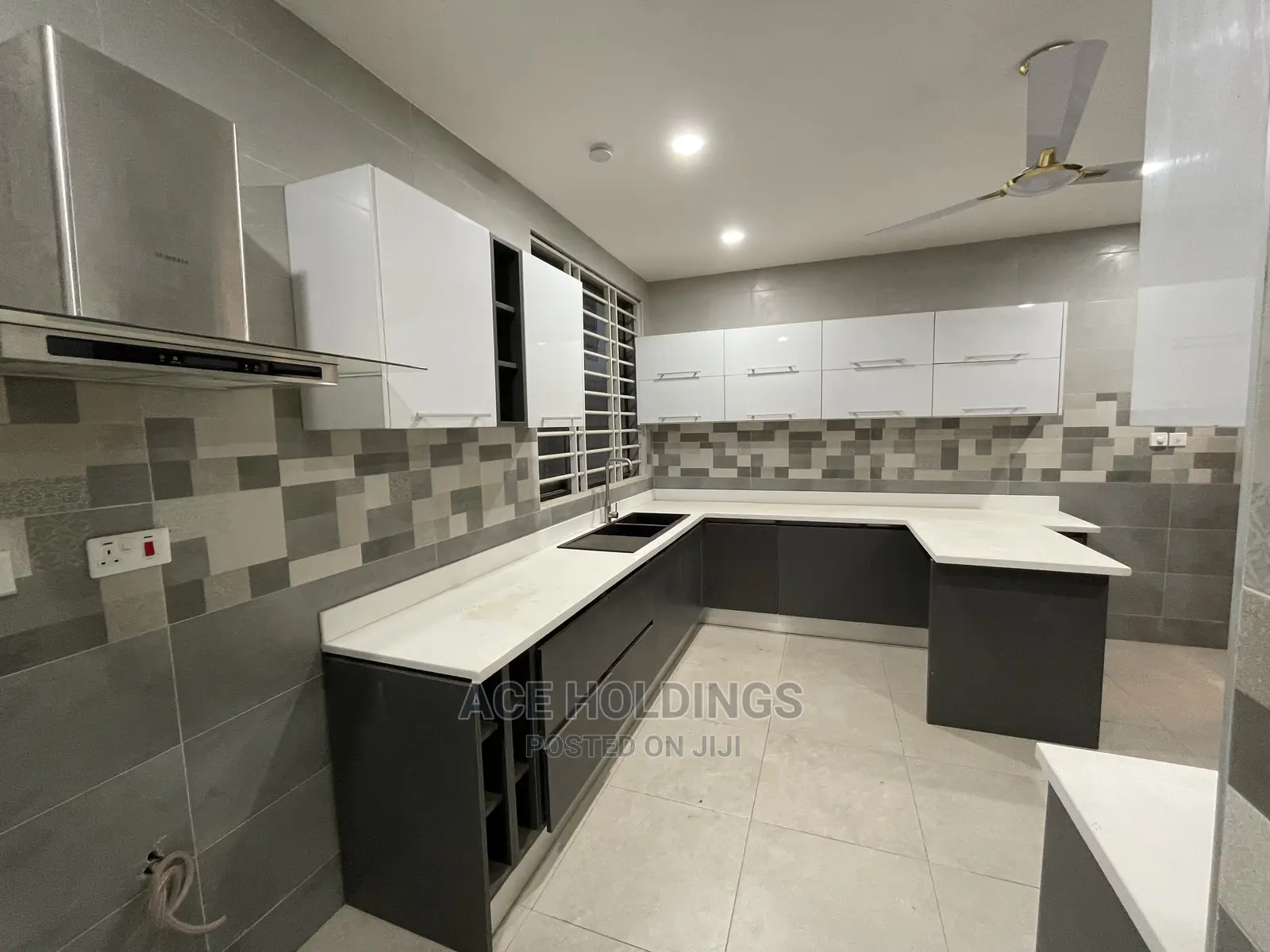4bdrm Mansion in Community 7, Lake Side Estate for Sale