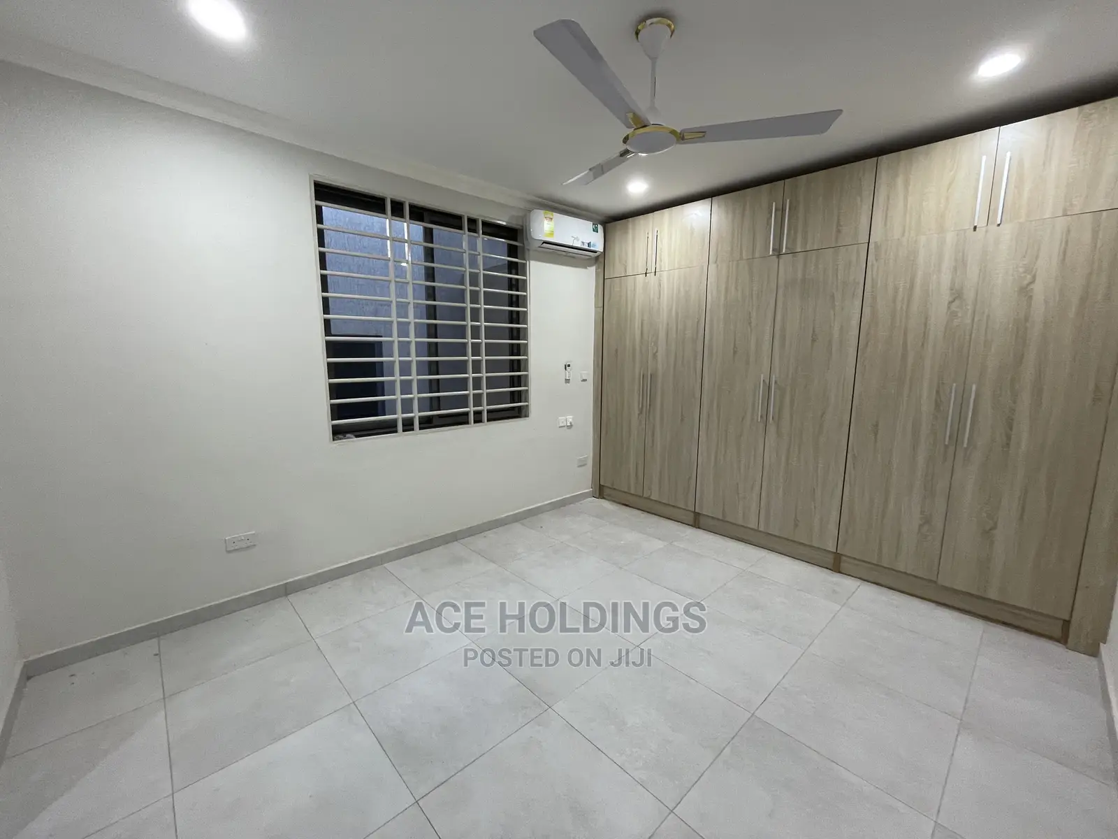 4bdrm Mansion in Community 7, Lake Side Estate for Sale