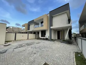 4bdrm Mansion in Community 7, Lake Side Estate for Sale