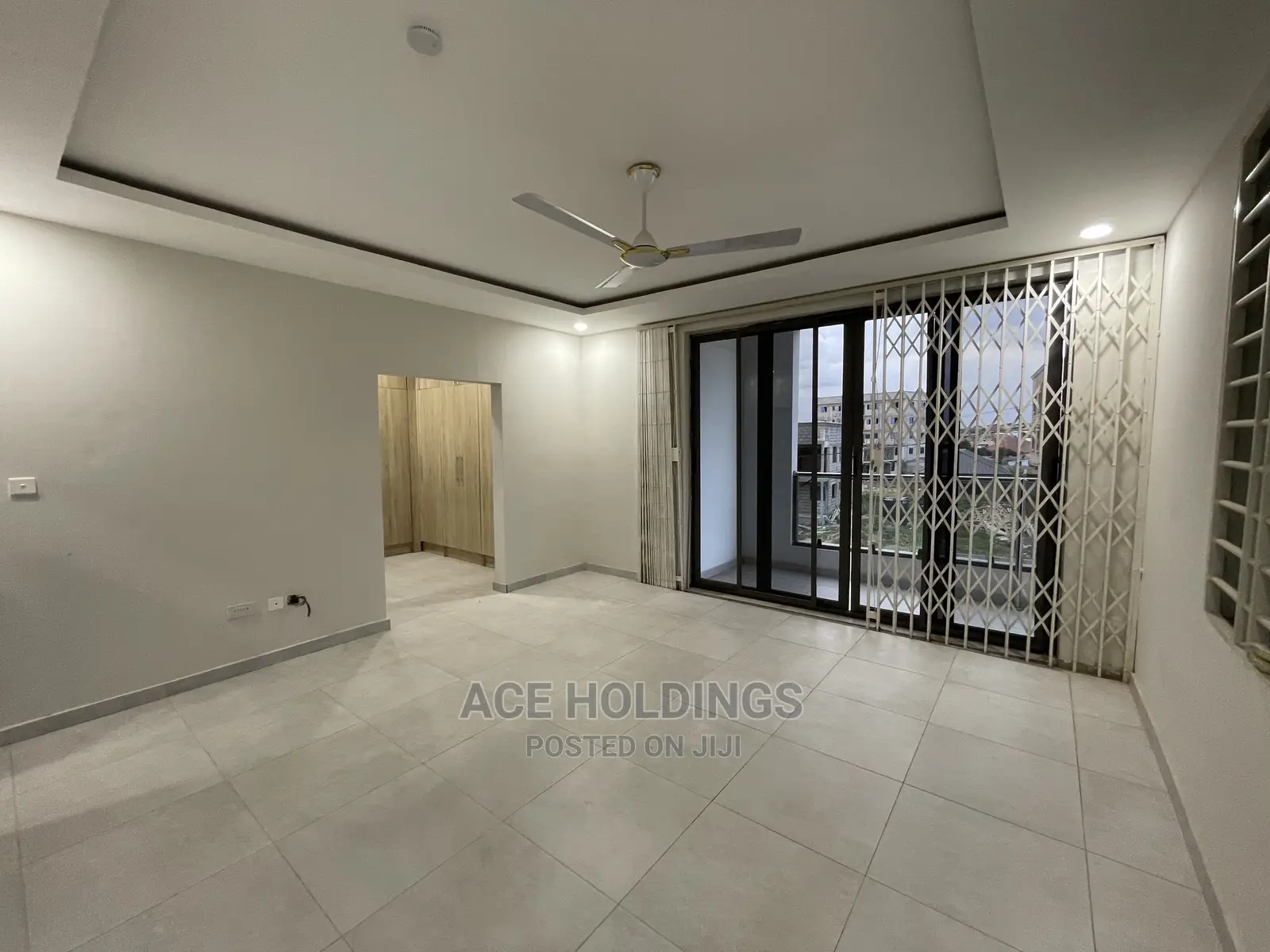 4bdrm Mansion in Community 7, Lake Side Estate for Sale