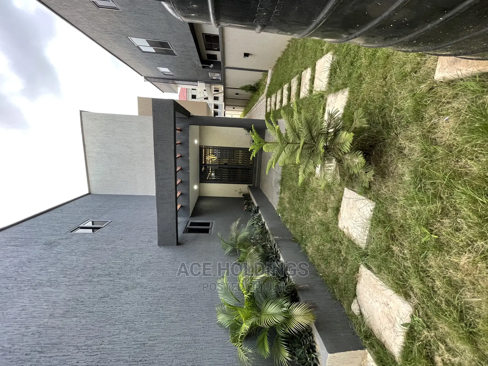 4bdrm Mansion in Community 7, Lake Side Estate for Sale