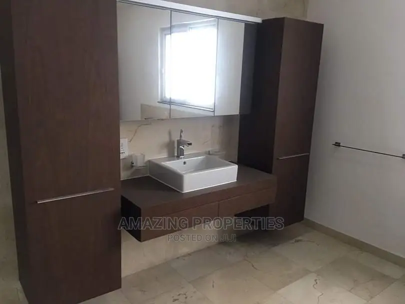5bdrm House in Adjiriganor for Sale