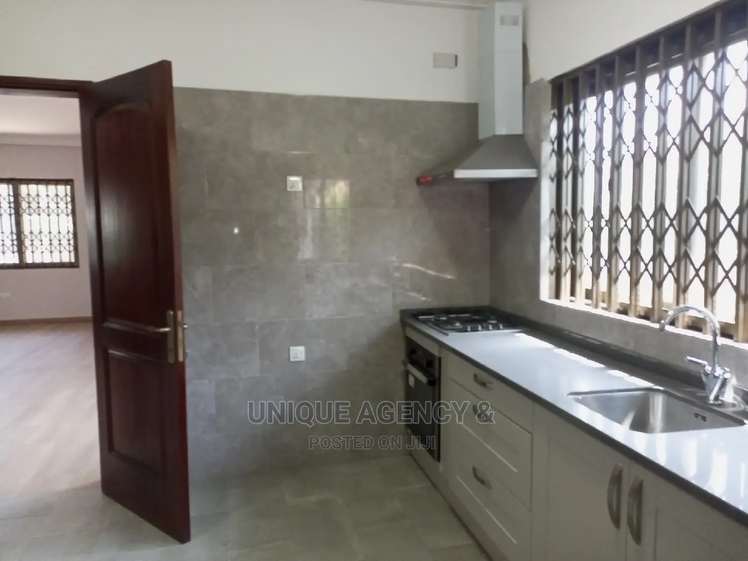 2bdrm Apartment in Mensabar, Tema Metropolitan for rent