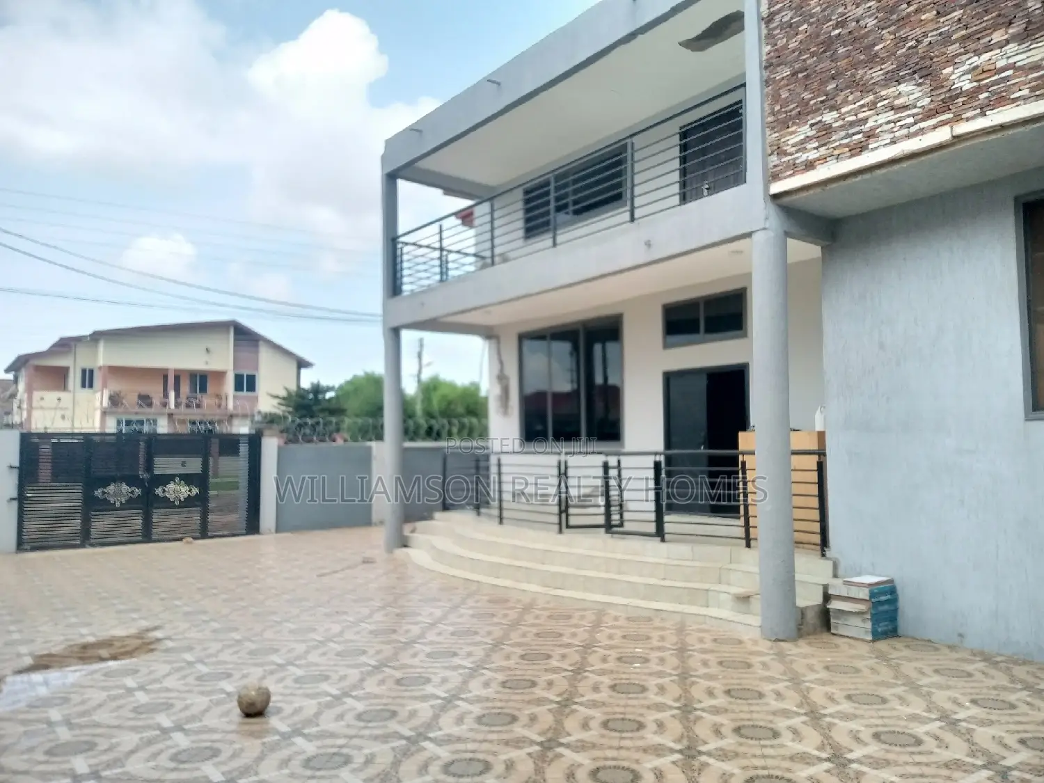 5bdrm Duplex in Community 20 Estate, Spintex for rent