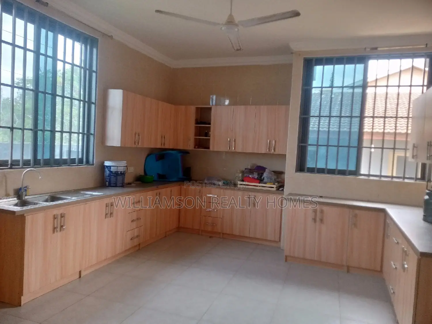5bdrm Duplex in Community 20 Estate, Spintex for rent
