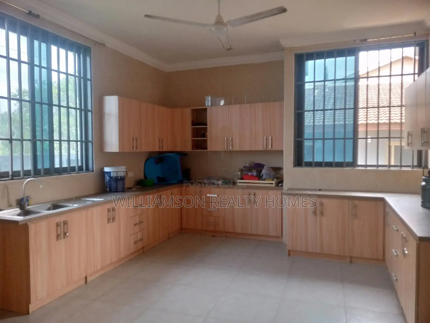5bdrm Duplex in Community 20 Estate, Spintex for rent