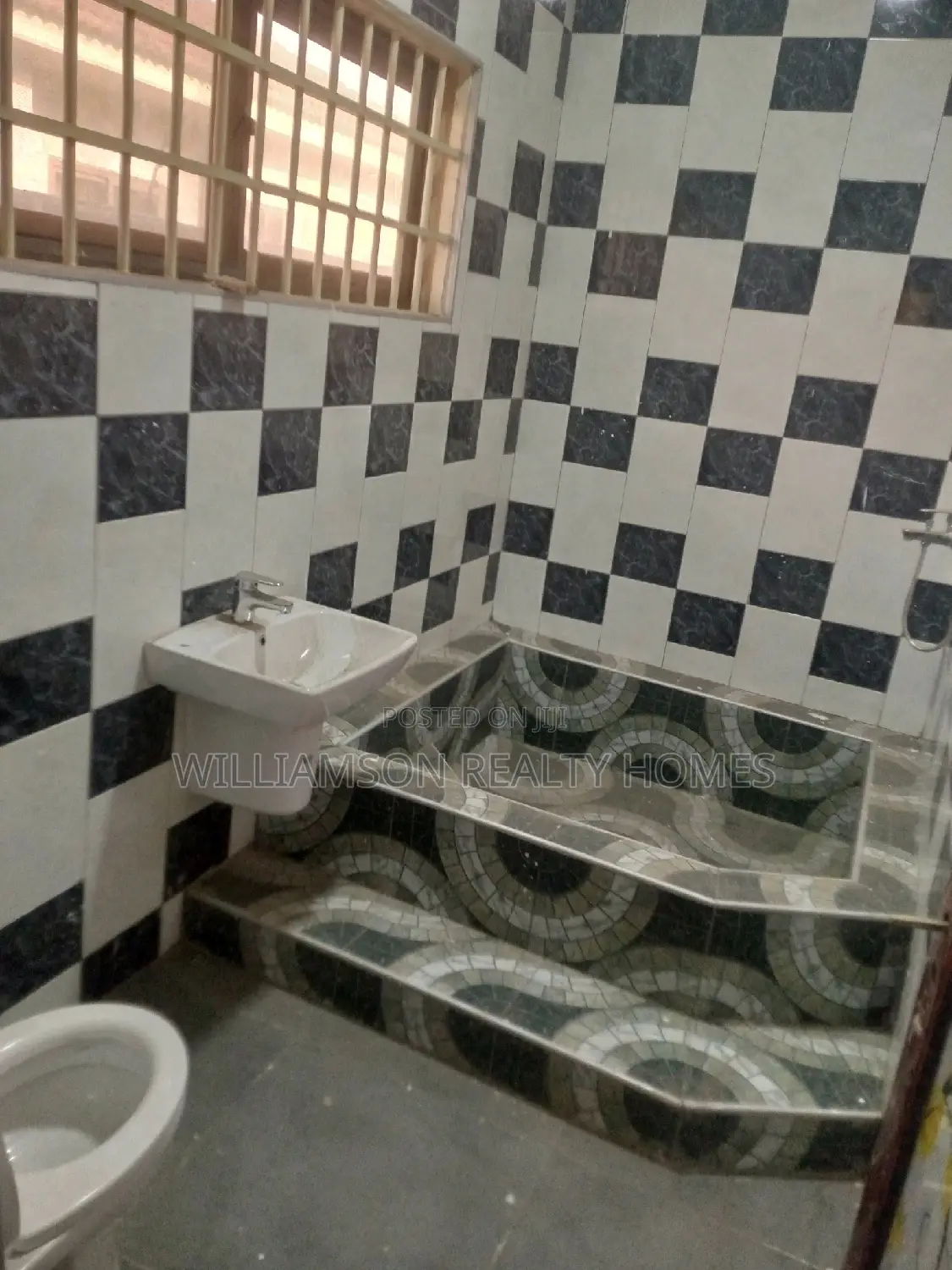 5bdrm House in Community 20 Estate, Spintex for rent