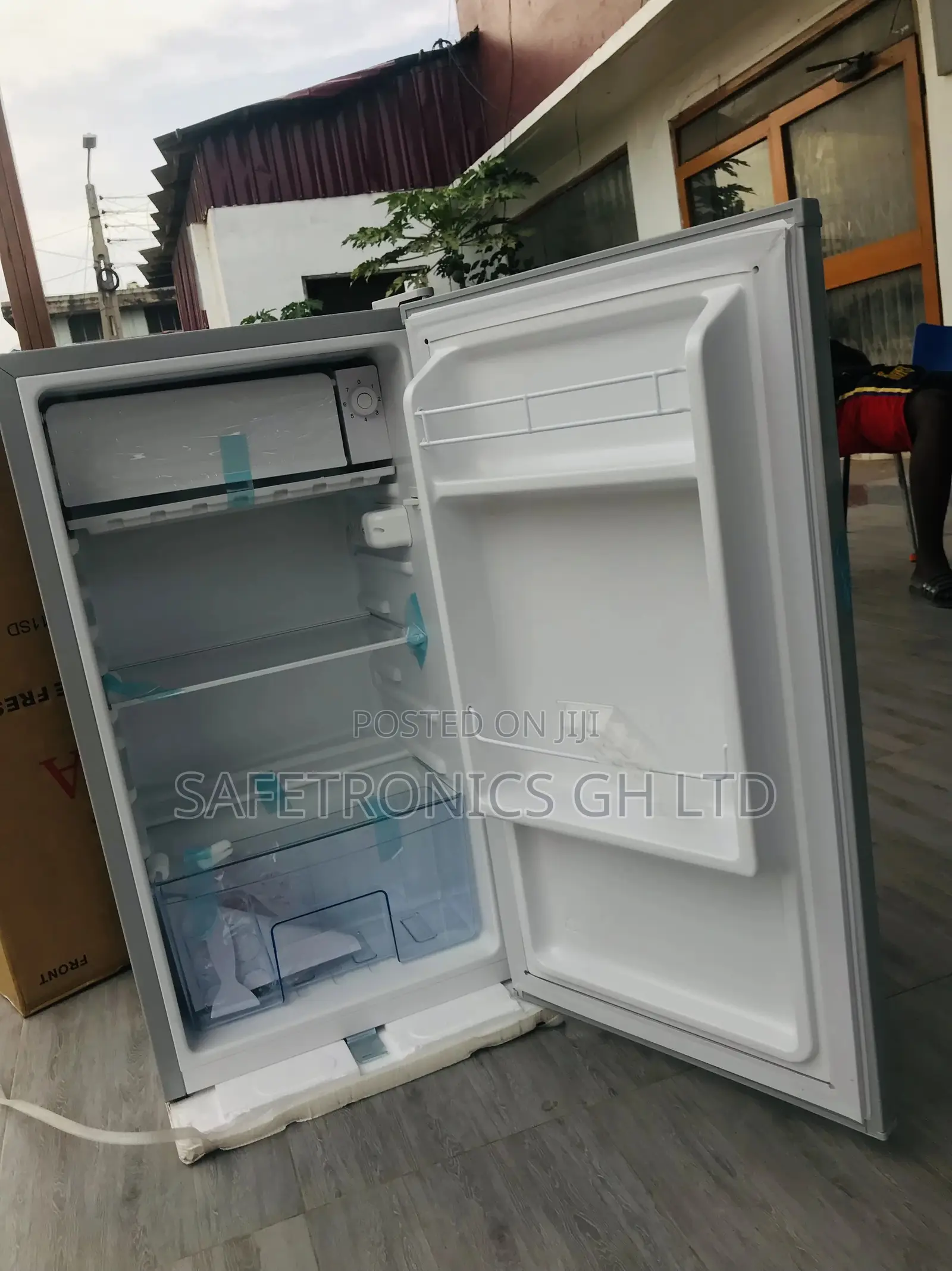Pearl Fridge PF-109 Black (80 Litres)