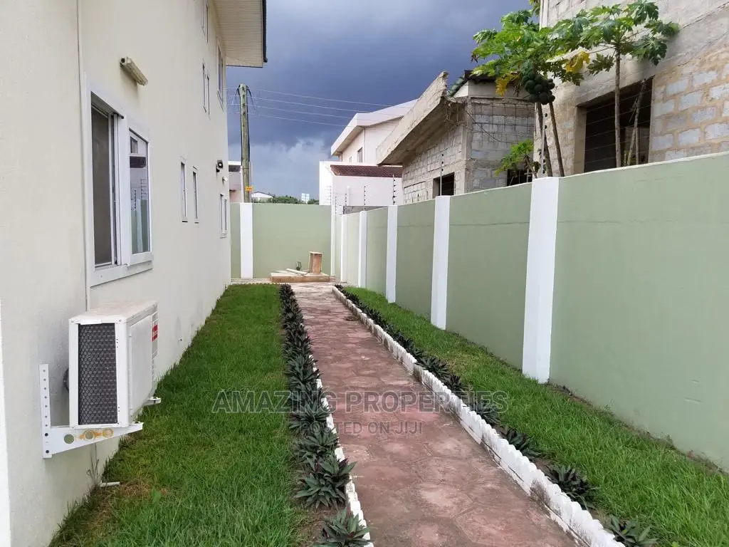 5bdrm House in Spintex for Sale