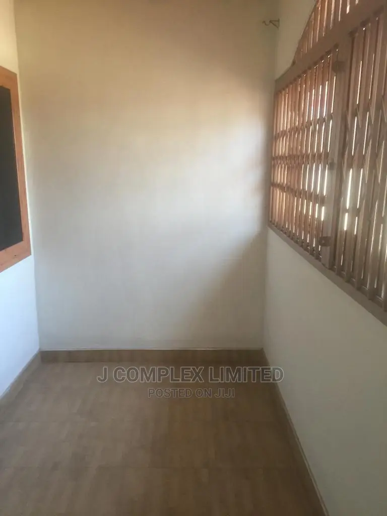 Shop to Let by the South La Estate Major Road