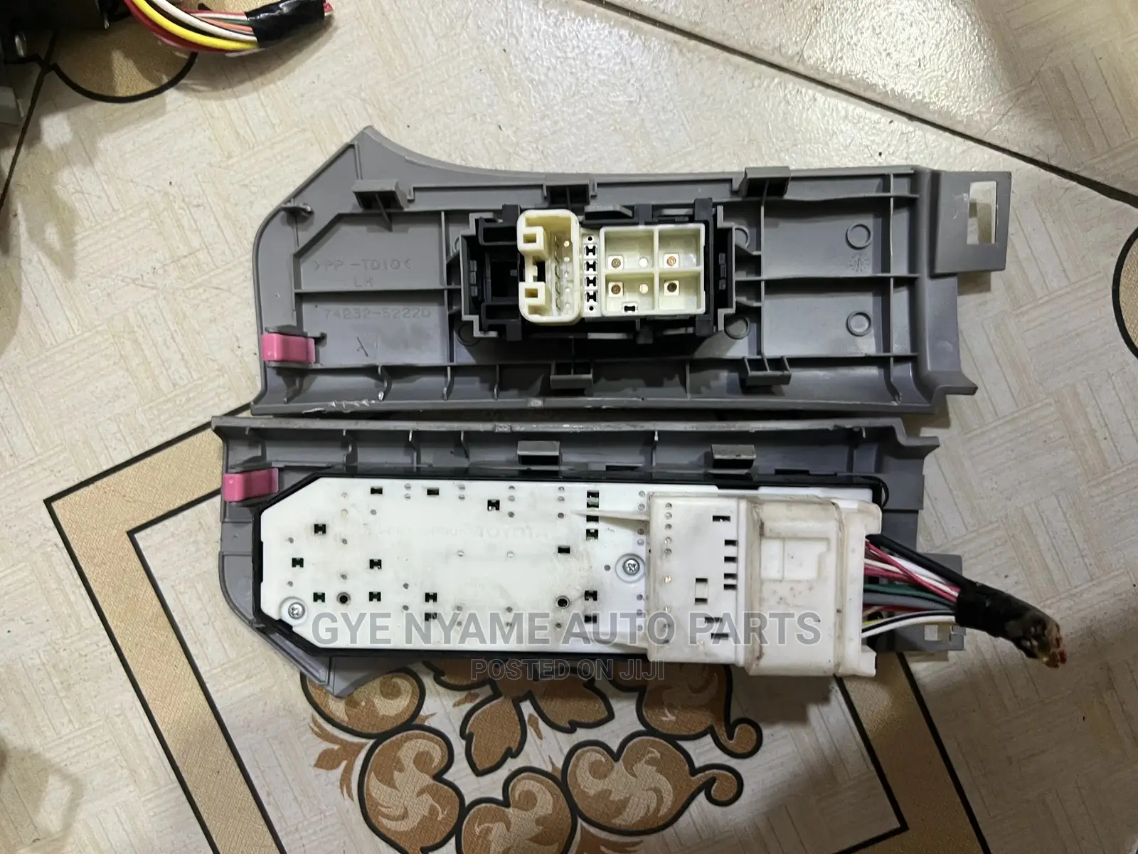 Toyota Vitz 2008 Model Door Switch