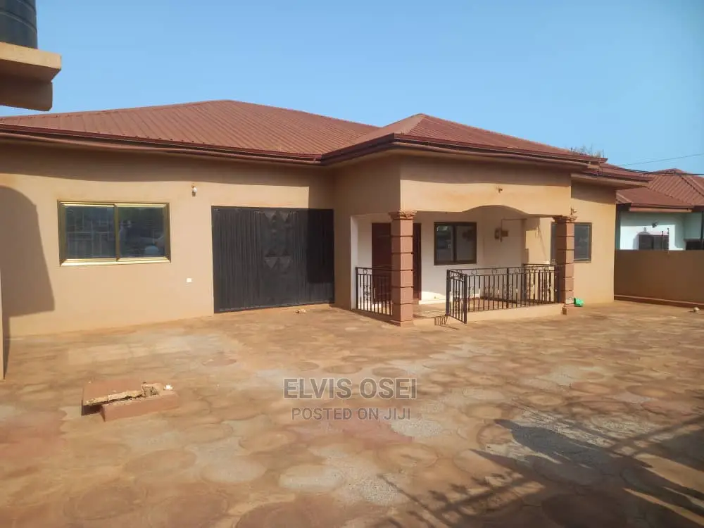 4bdrm House in New Botianor, Weija for Sale