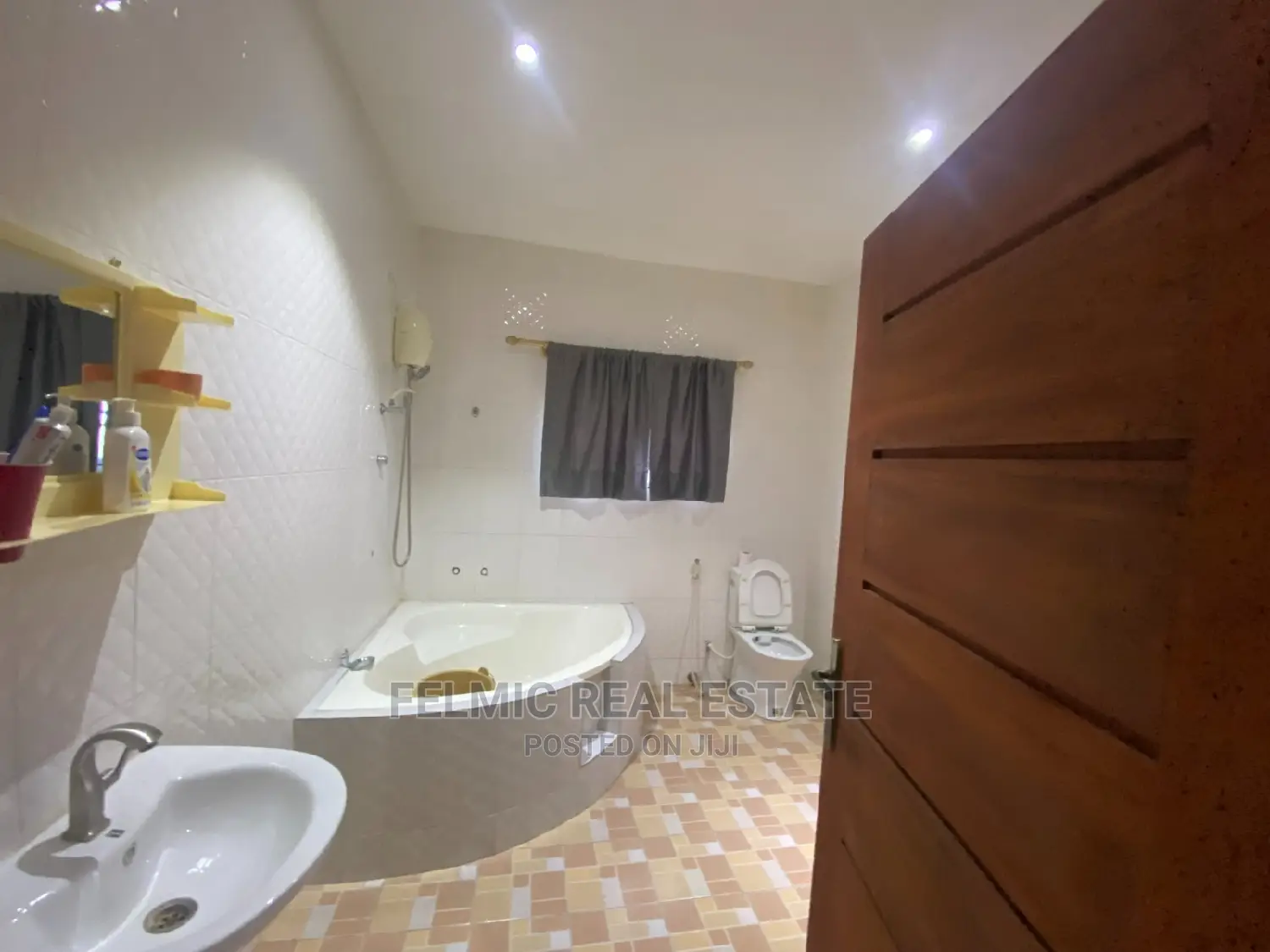 6bdrm Duplex in Felmic Real Estate, Pokuase for sale