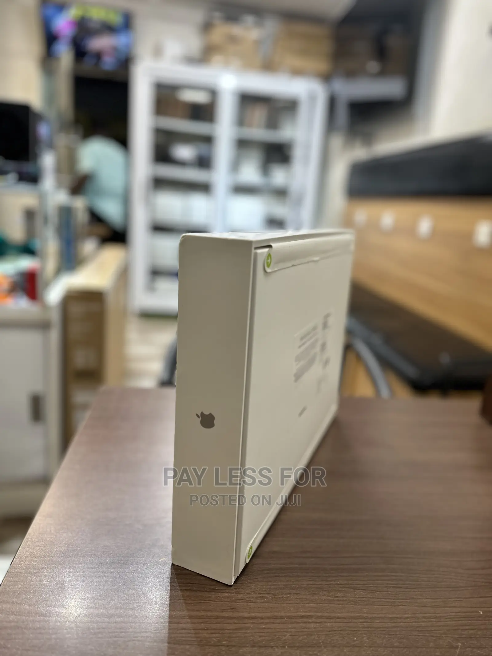 New Laptop Apple MacBook Pro 2022 M2 16GB Apple M2 SSD 512GB