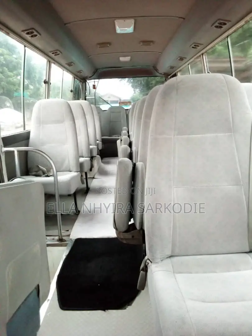 Rent Hyundai 15seater for Airport Pick and Drop Off