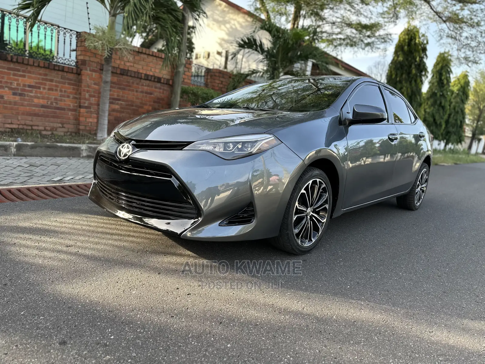 Toyota Corolla LE ECO w/Package 1 4dr Sedan (1.8L 4cyl CVT) 2017 Gray